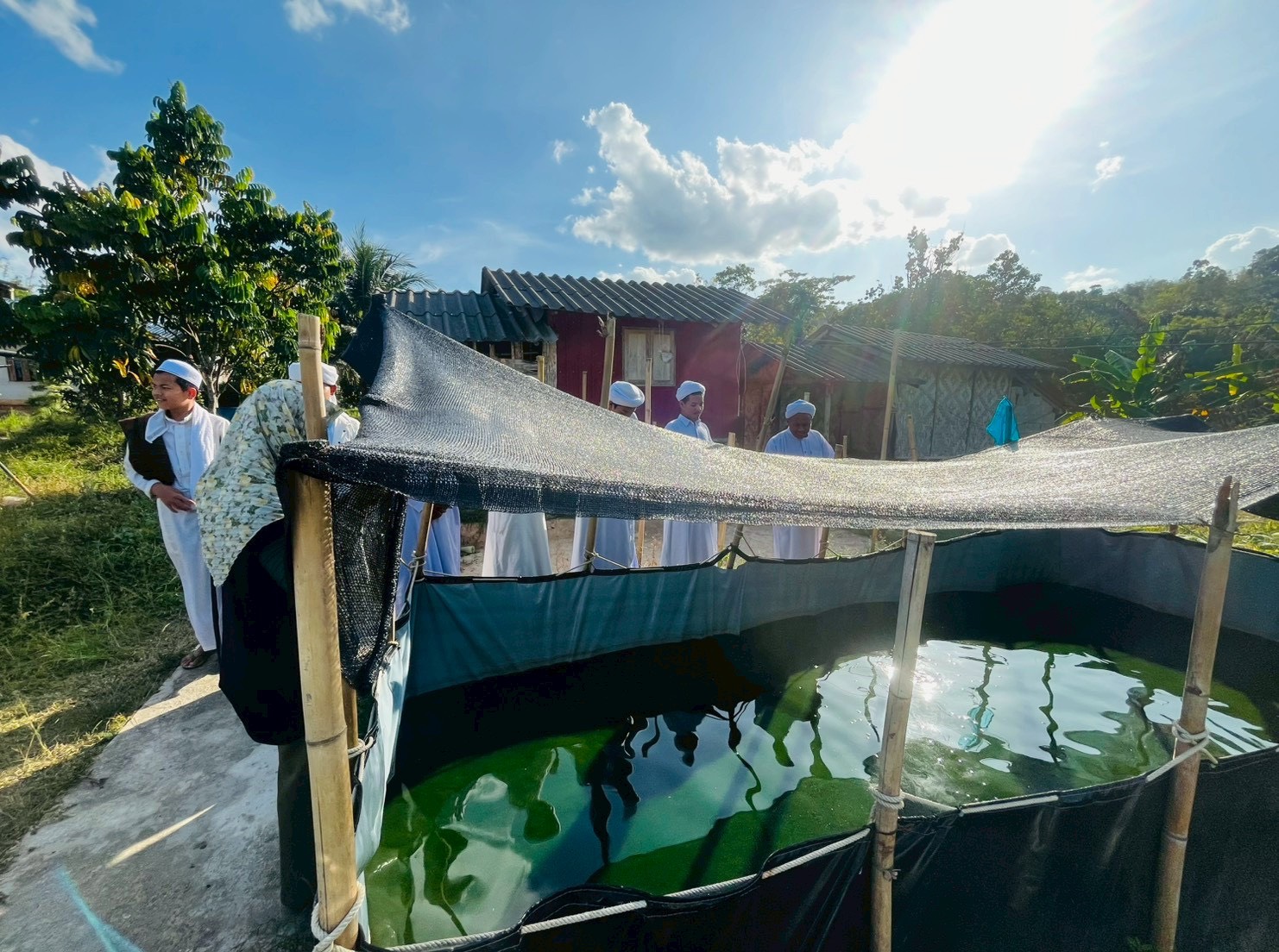 พช.กรงปินัง จ.ยะลา ลงพื้นที่เยี่ยมเยียนและเตรียมความพร้อมของสถานที่เพาะเห็ดนางฟ้าในสถาบันศึกษาปอเนาะสานใจฯ สู่การพัฒนา